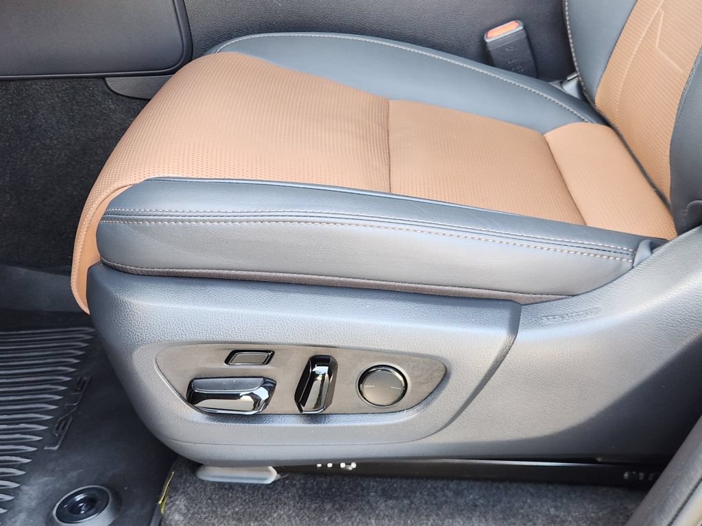 Used 2024 Lexus GX 550 w/ Accessory Package (Z1) AWD/4WD image 23
