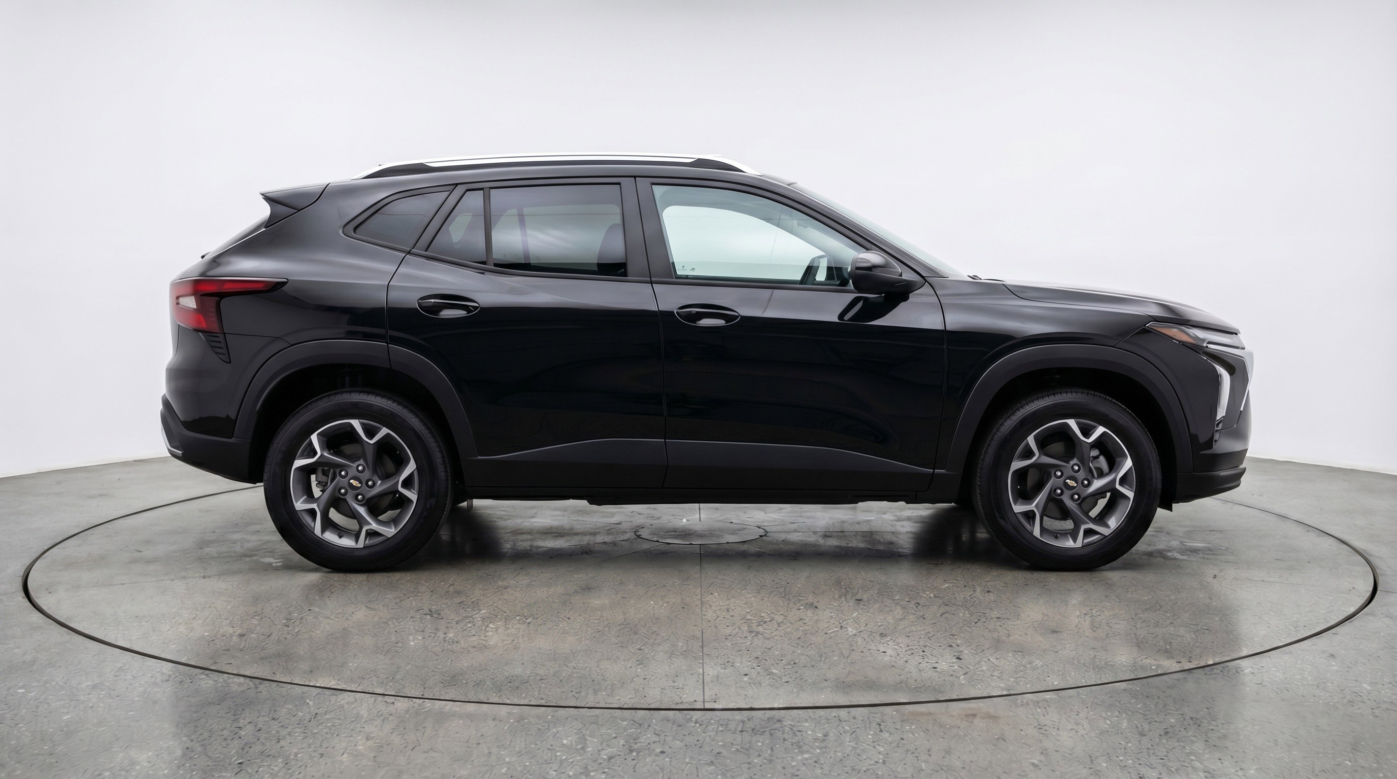 Used 2025 Chevrolet Trax LT FWD image 11