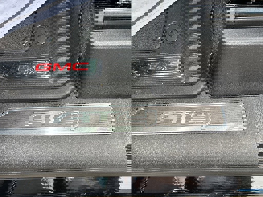 Used 2025 GMC Sierra 2500 AT4 image 25