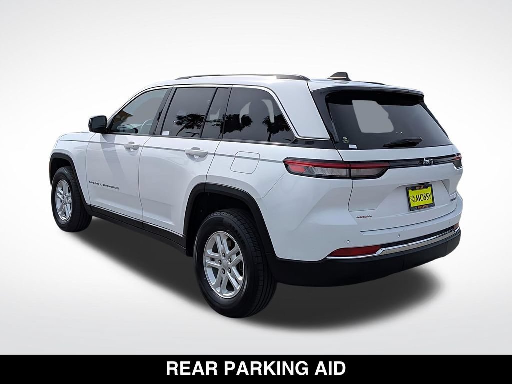 Used 2024 Jeep Grand Cherokee Laredo AWD/4WD image 4