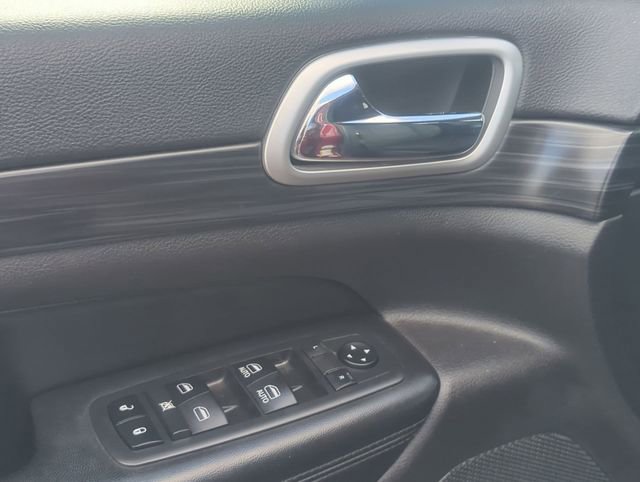Used 2019 Jeep Grand Cherokee Laredo AWD/4WD image 13