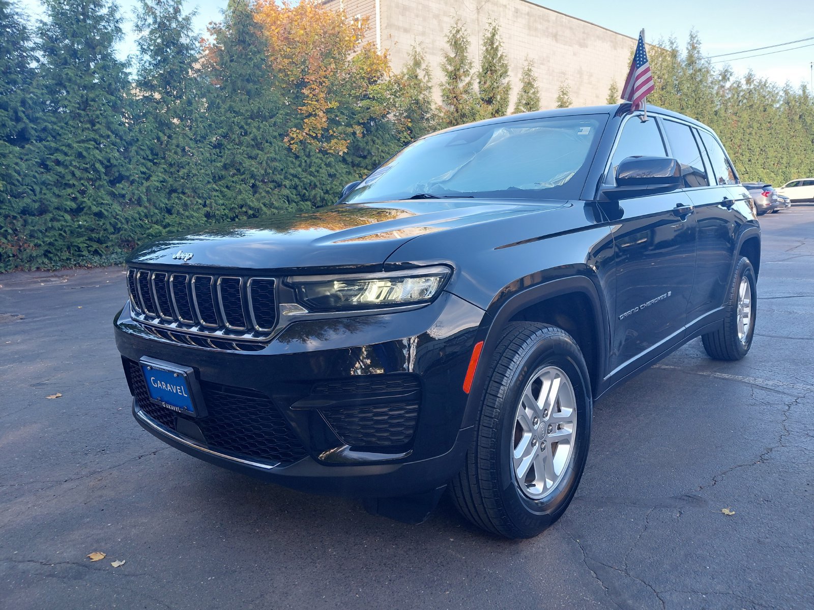 Used 2022 Jeep Grand Cherokee Laredo w/ Luxury Tech Group I AWD/4WD image 28