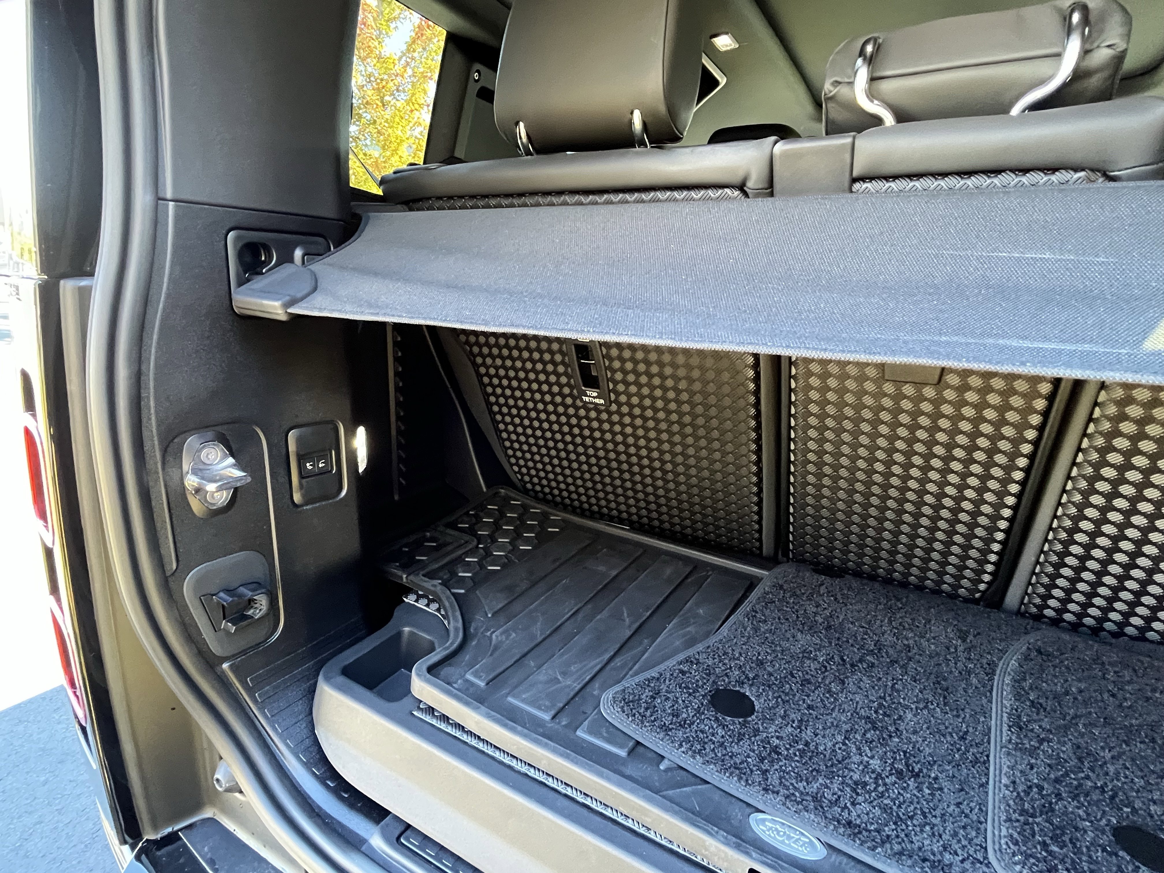 Used 2025 Land Rover Defender 90 X-Dynamic SE image 33
