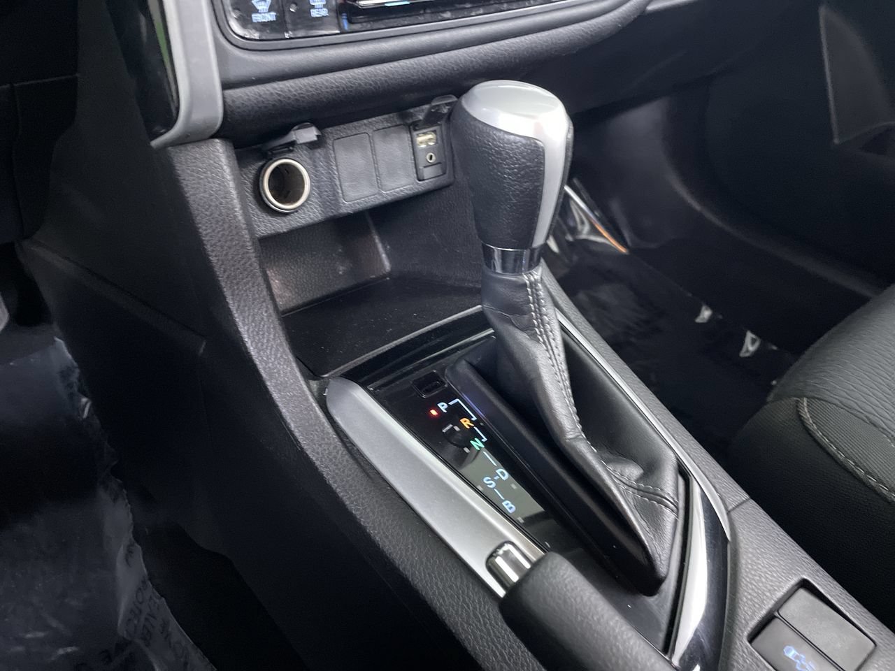 Used 2018 Toyota Corolla LE FWD image 17