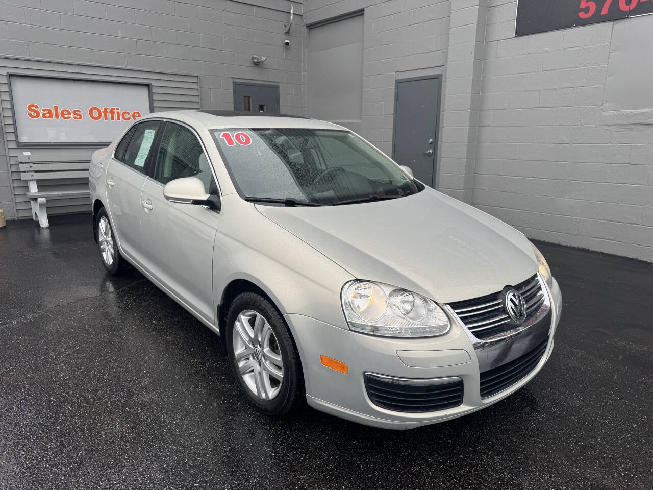 Used 2010 Volkswagen Jetta TDI FWD image 1