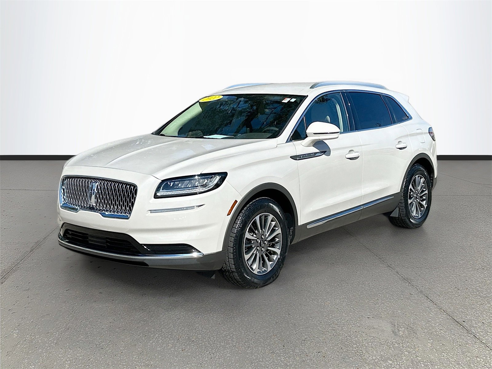 Used 2022 Lincoln Nautilus FWD w/ Premium Package image 3