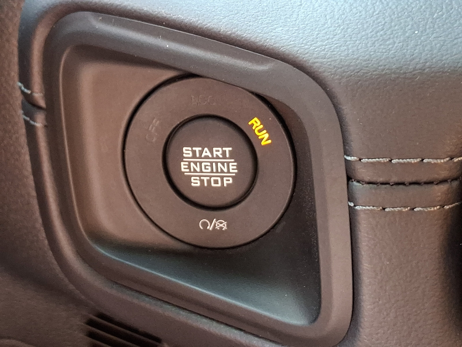 Used 2025 Jeep Gladiator Mojave w/ Safety Group AWD/4WD image 23