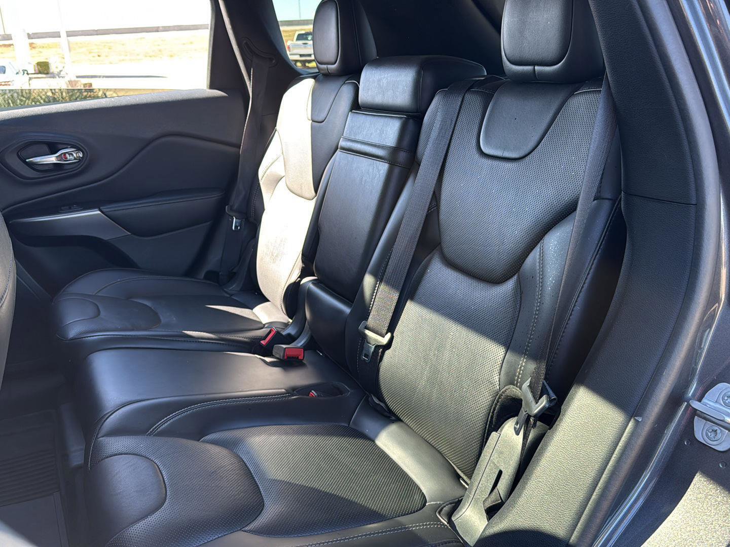 Used 2019 Jeep Cherokee Overland w/ Technology Group image 12