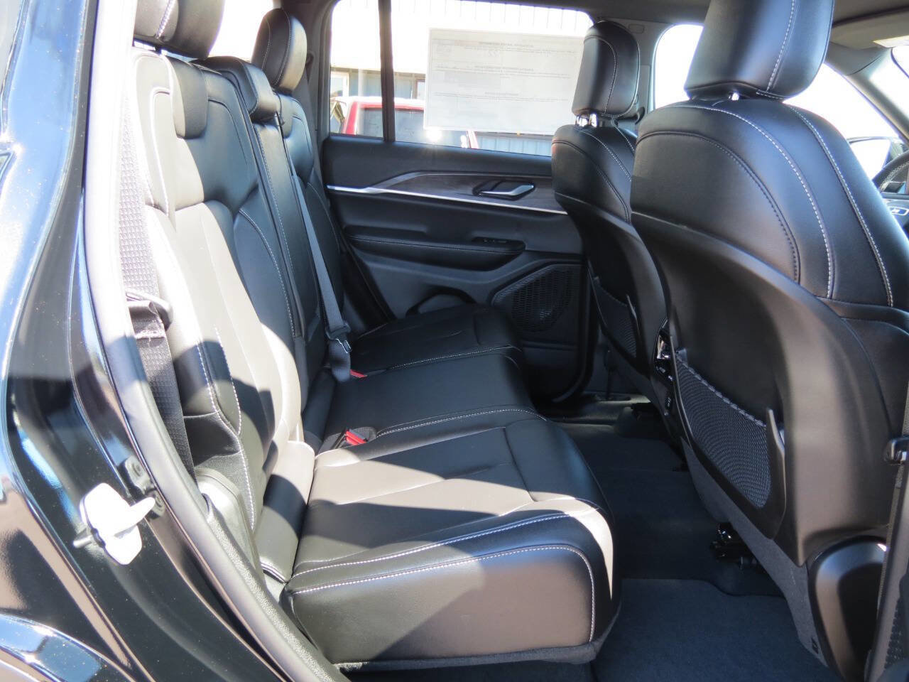 New 2024 Jeep Grand Cherokee Limited w/ Black Appearance Package image 9