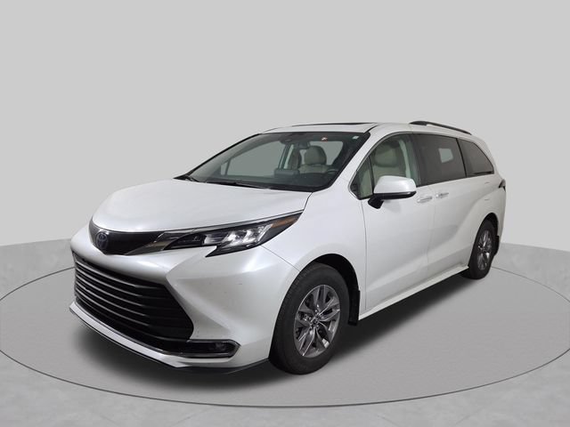 Used 2023 Toyota Sienna XLE AWD/4WD image 2