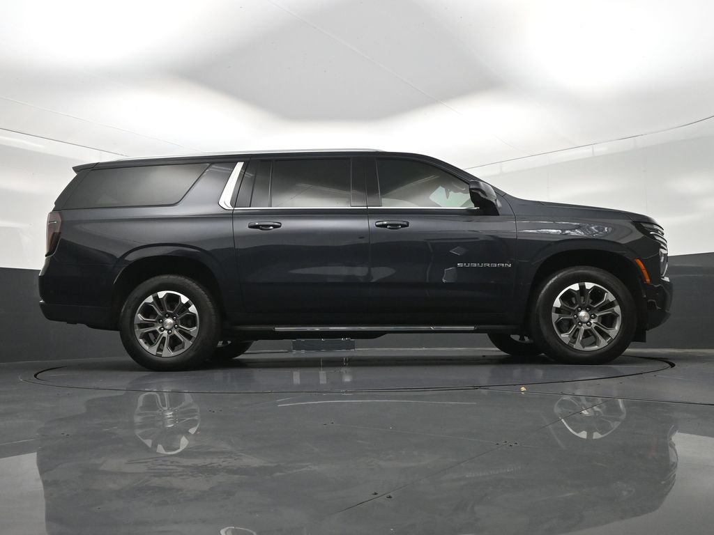 Used 2025 Chevrolet Suburban LT RWD image 30