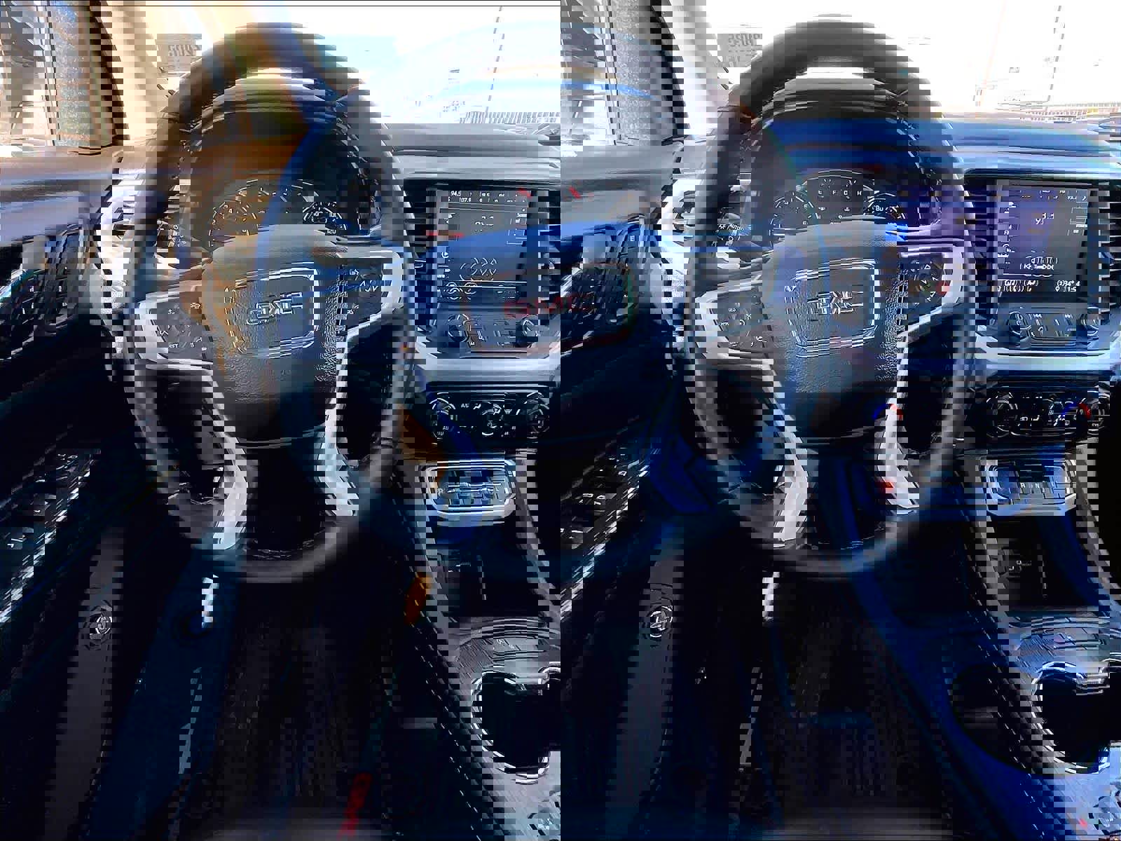 Used 2023 GMC Acadia SLT w/ Elevation Edition image 17