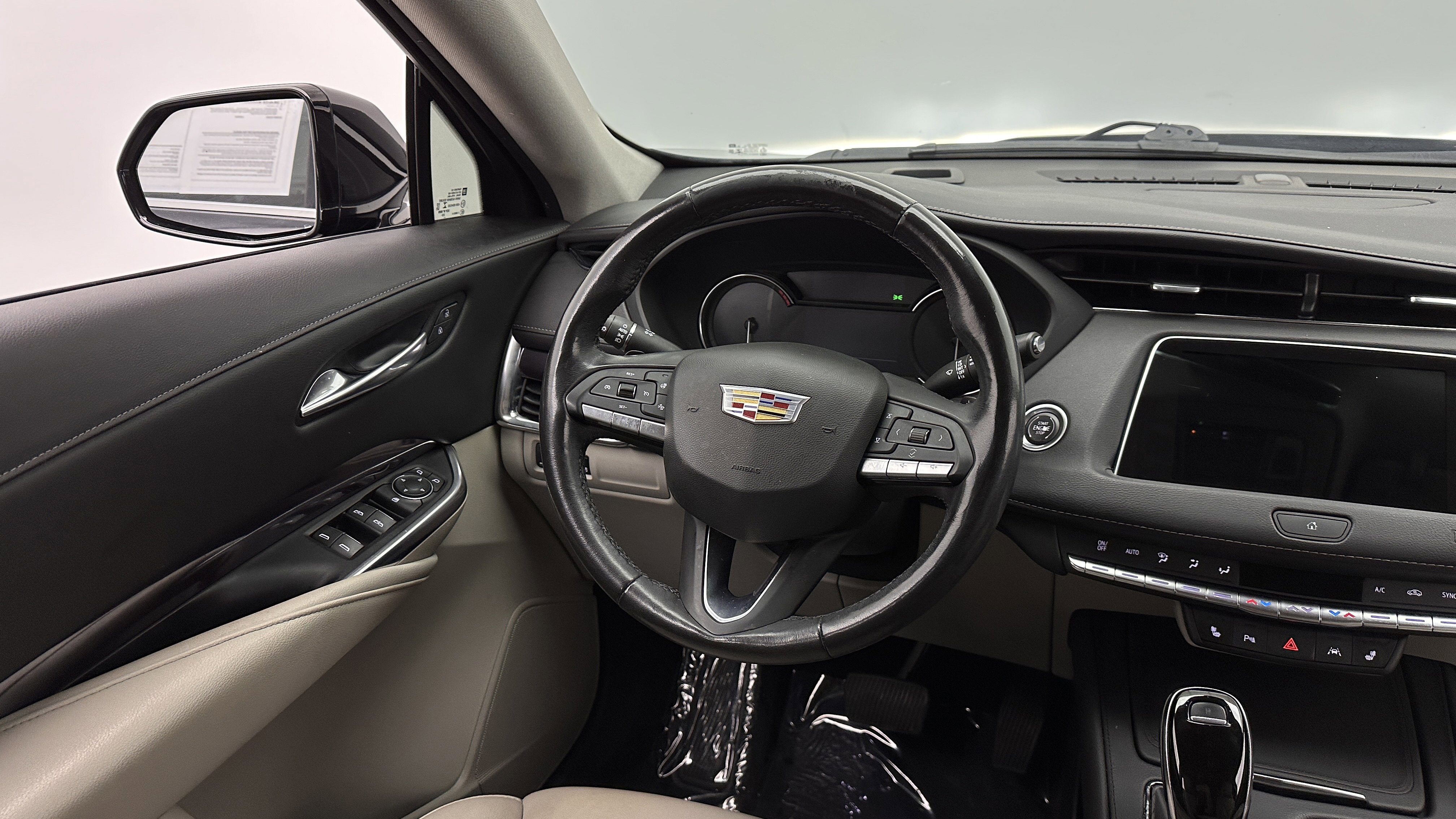 Used 2021 Cadillac XT4 Luxury w/ Cold Weather Package FWD image 28