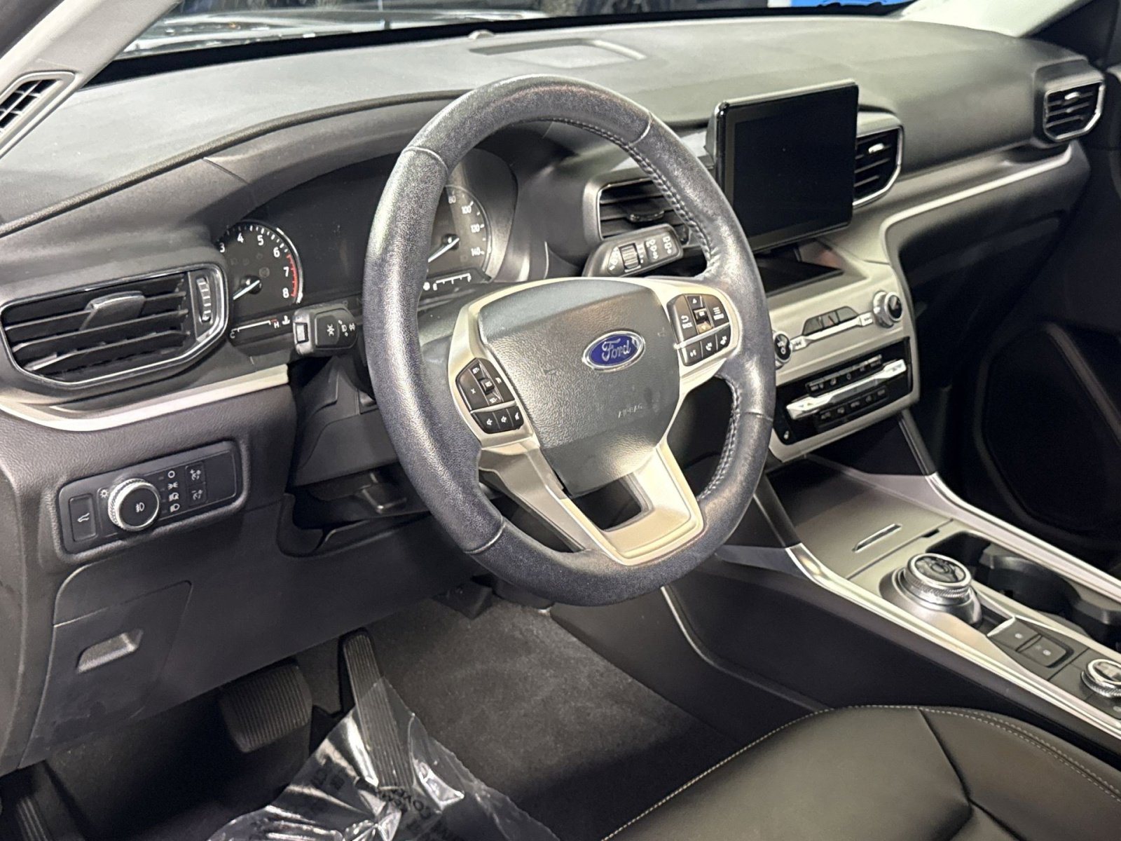 Used 2022 Ford Explorer XLT w/ Equipment Group 202A image 18