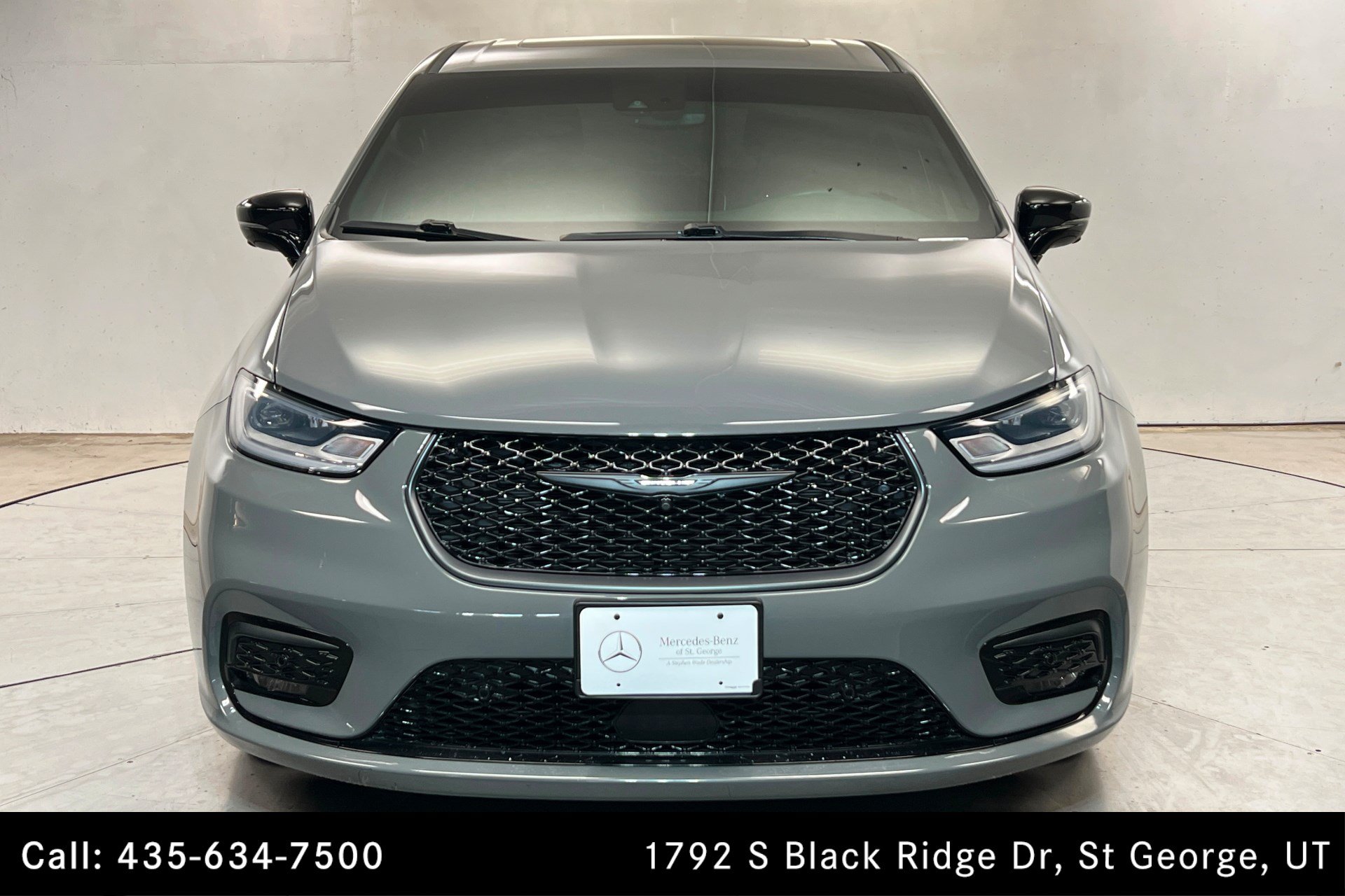 Used 2023 Chrysler Pacifica Limited w/ Uconnect Theater Family Group FWD image 8