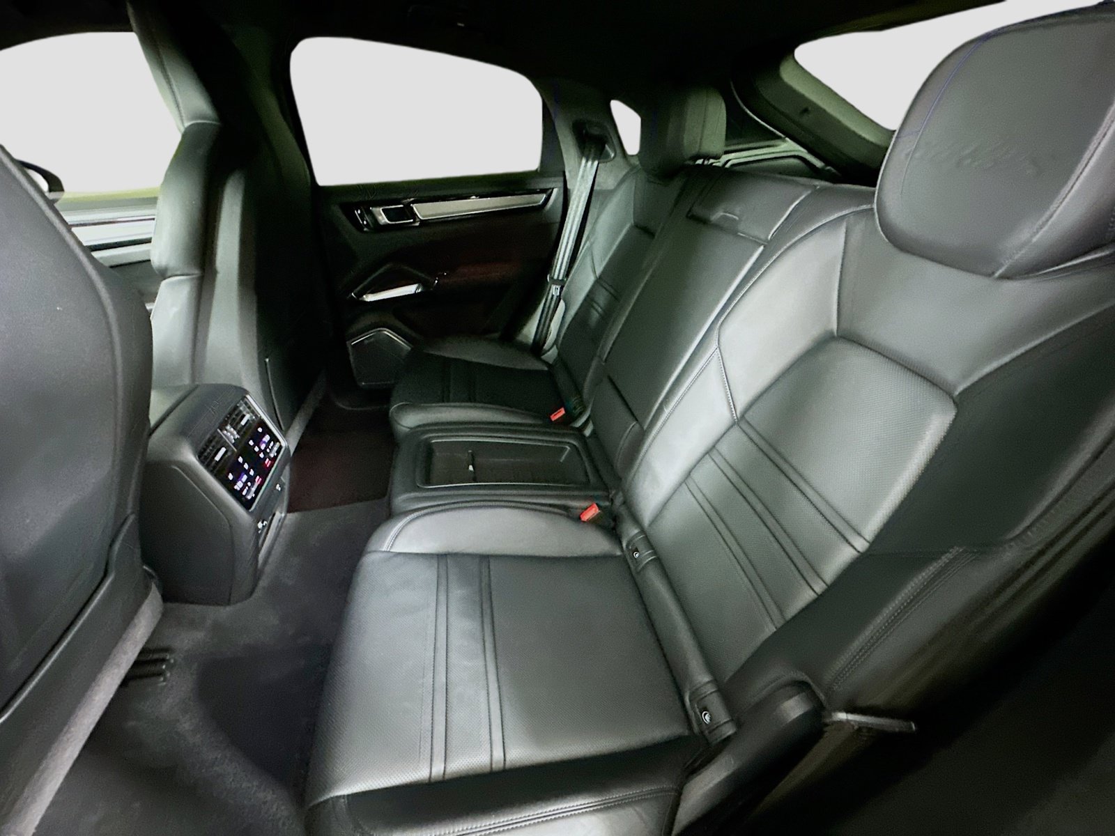 Certified 2020 Porsche Cayenne Turbo S AWD/4WD image 31