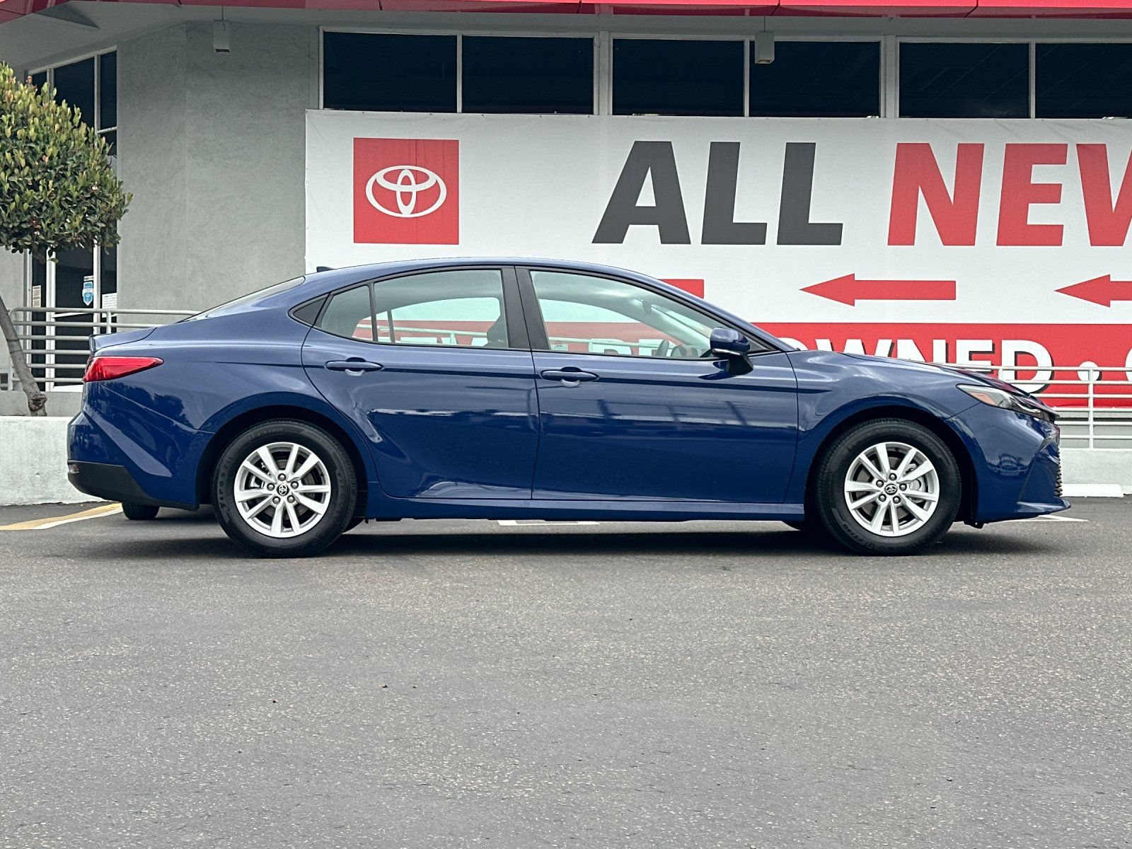Used 2025 Toyota Camry LE FWD image 6