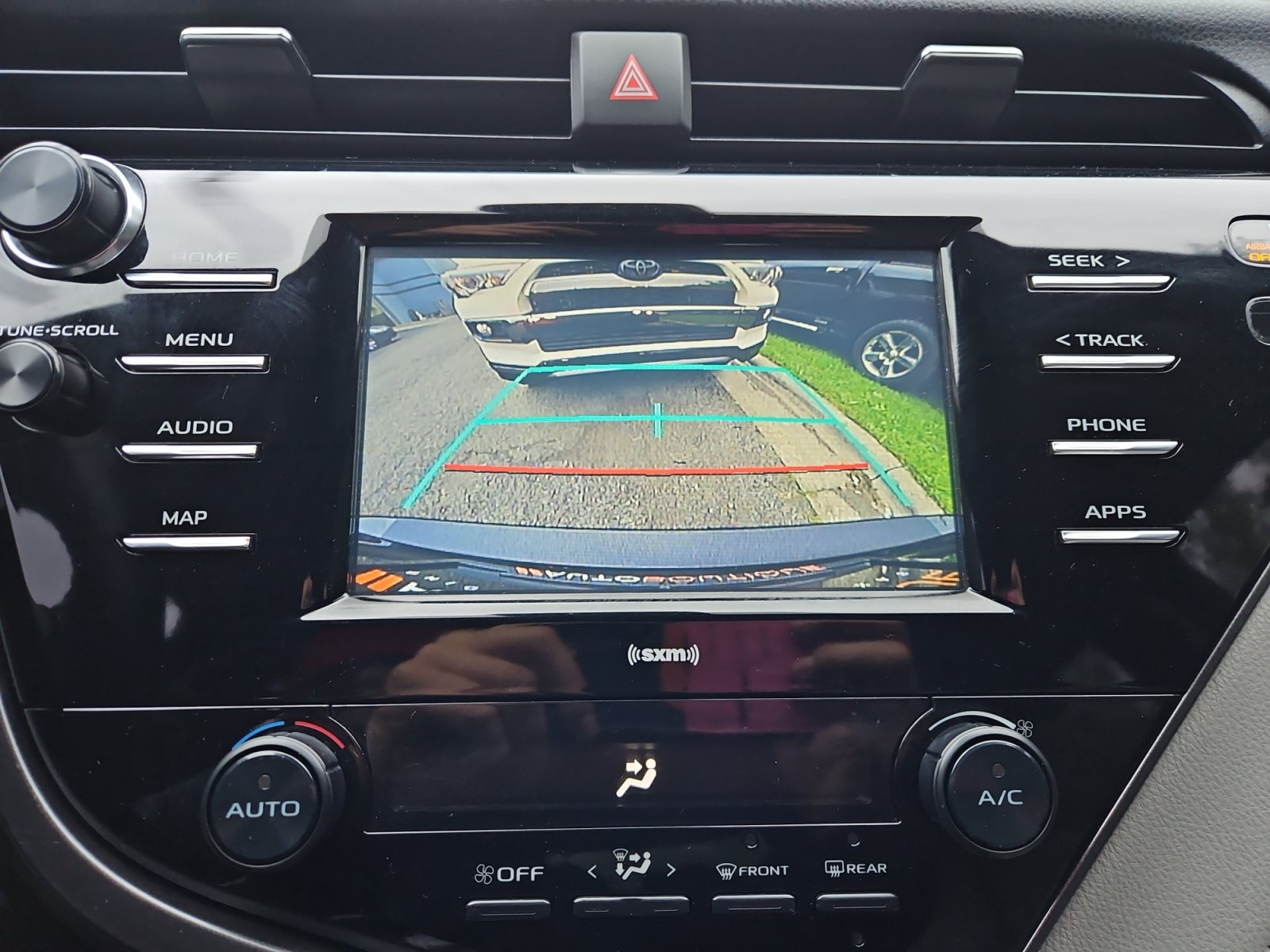 Used 2020 Toyota Camry SE FWD image 16