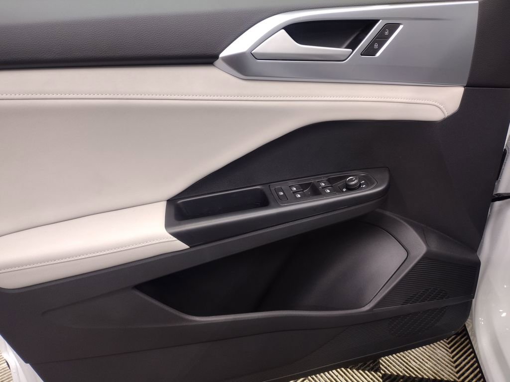 New 2025 Volkswagen Taos SE image 17