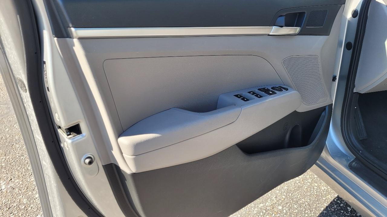 Used 2020 Hyundai Elantra SE FWD image 16