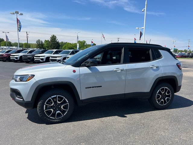 Certified 2025 Jeep Compass Trailhawk AWD/4WD image 3