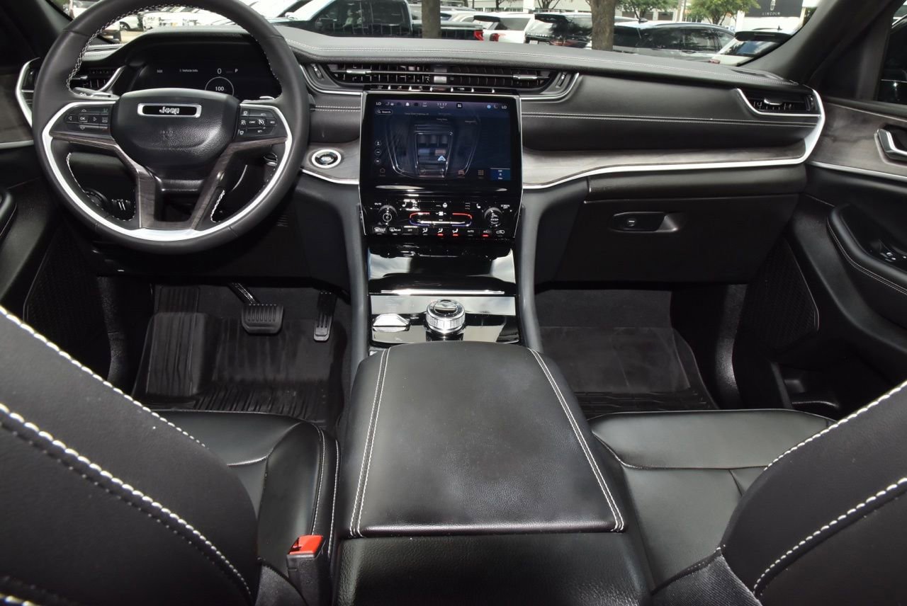 Used 2024 Jeep Grand Cherokee Limited w/ Black Appearance Package AWD/4WD image 16