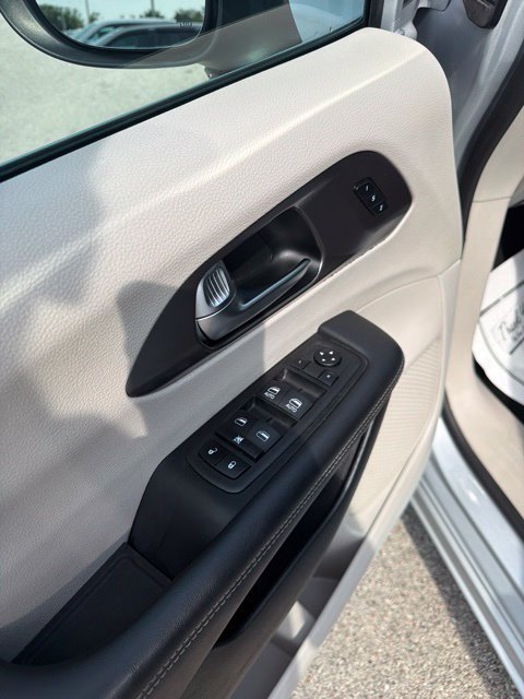 Used 2023 Chrysler Pacifica Touring-L FWD image 14