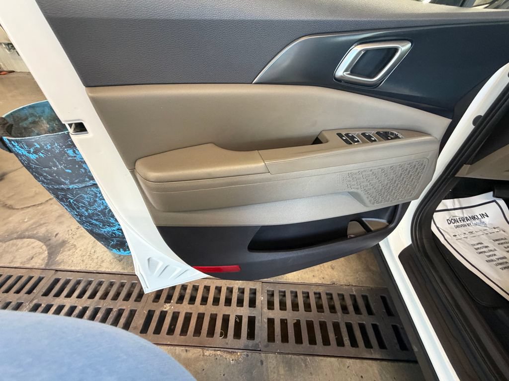 Used 2025 Kia Carnival FWD image 12