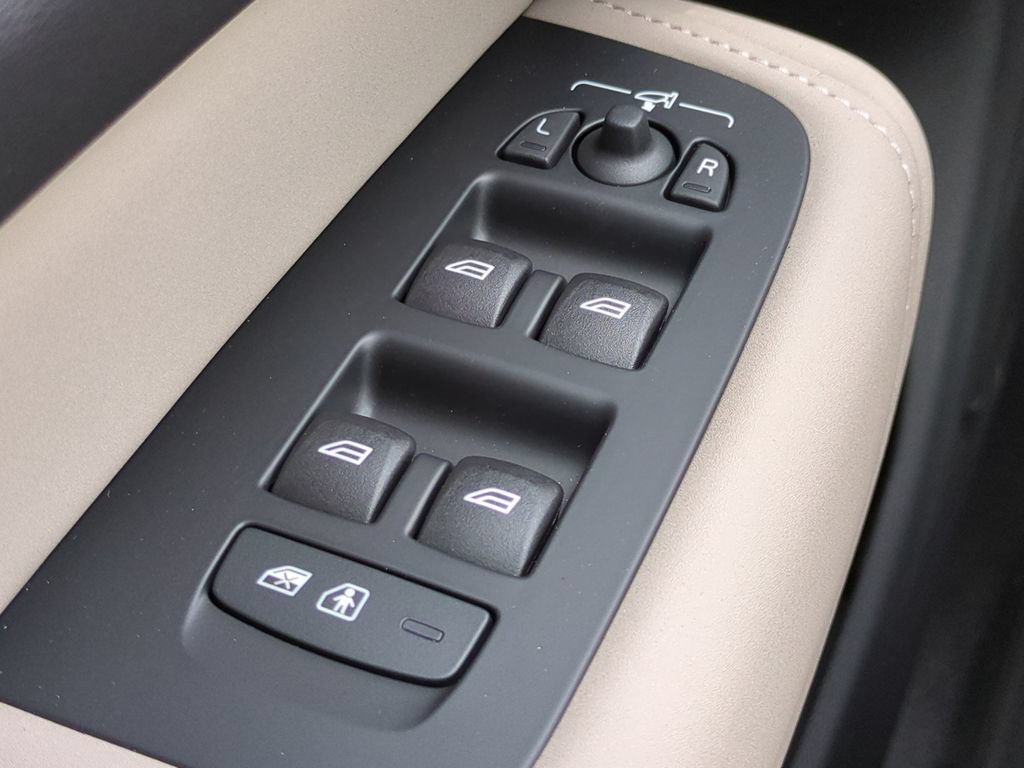 New 2026 Volvo XC60 B5 Plus AWD/4WD image 19