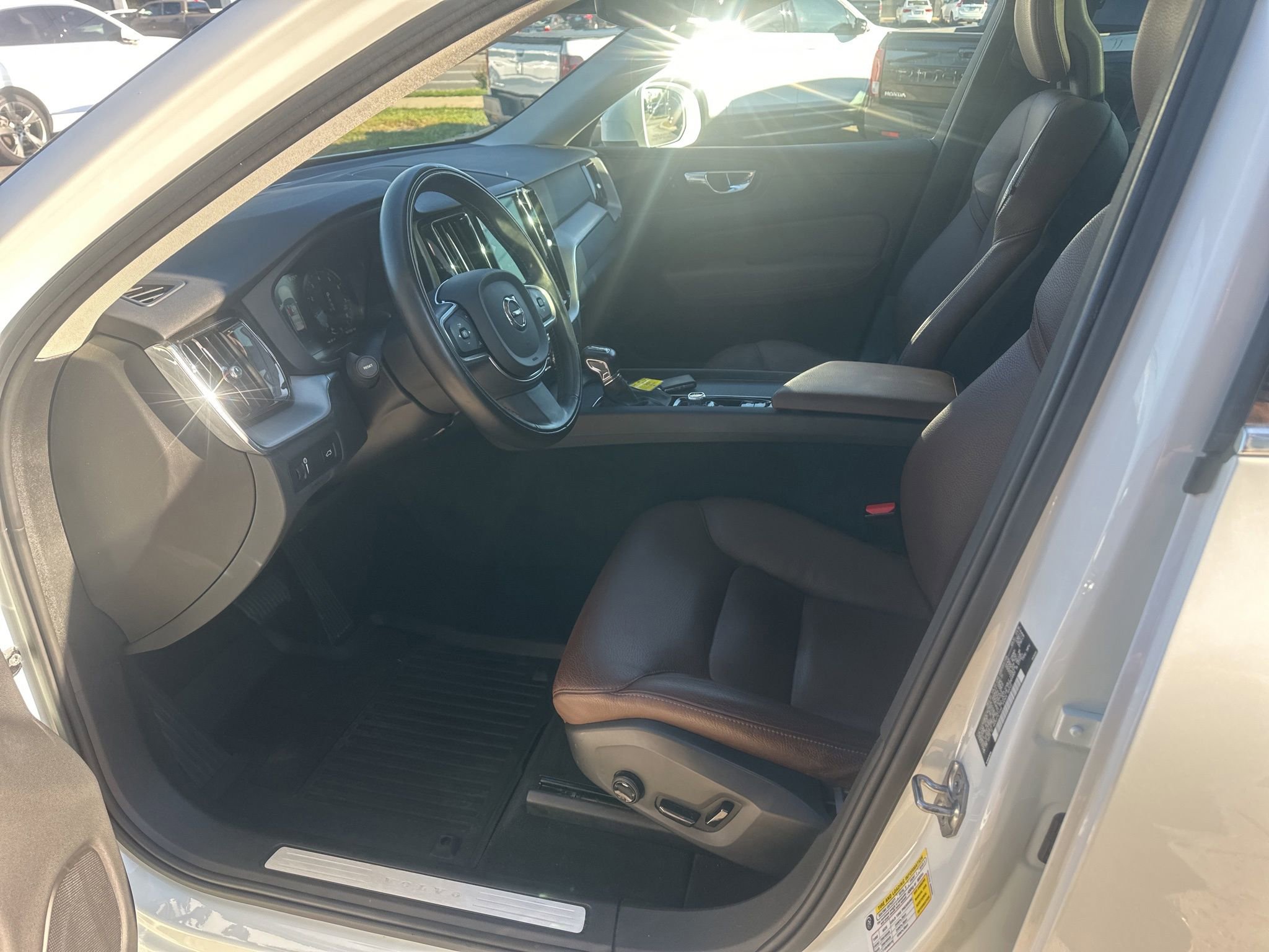 Used 2018 Volvo XC60 T5 Momentum w/ Convenience Package image 22