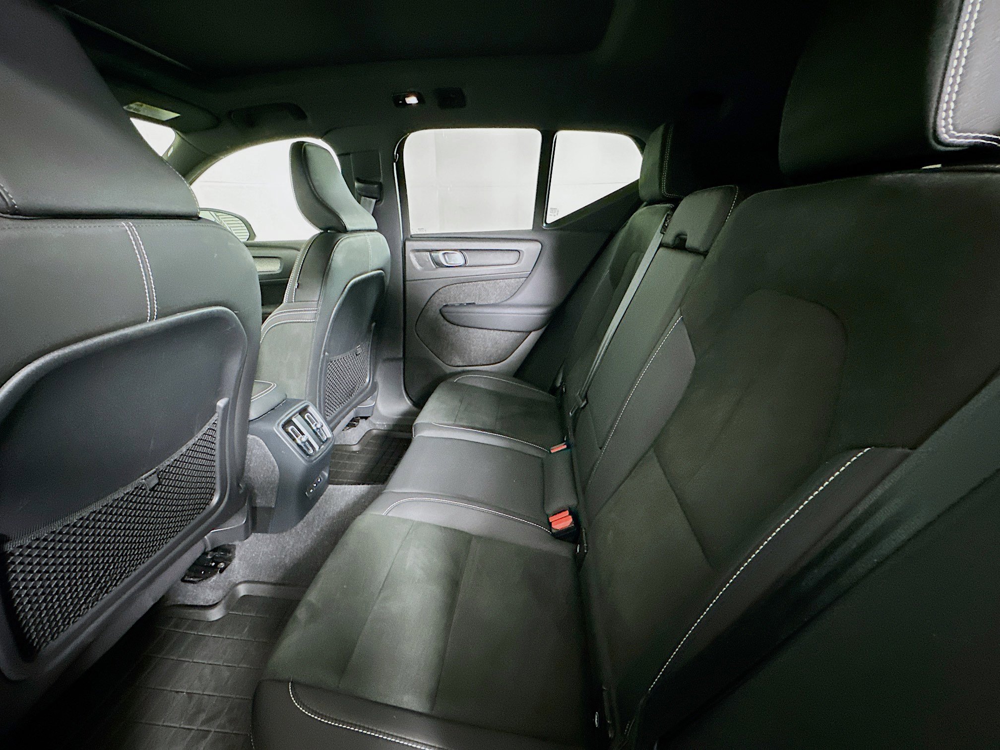 Used 2022 Volvo XC40 P8 Recharge Plus image 28