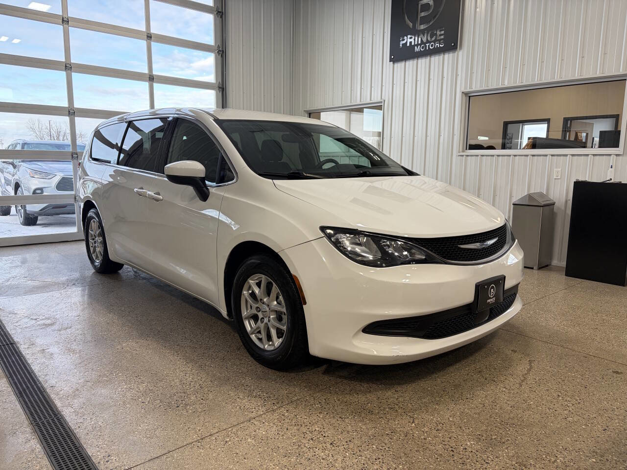 Used 2021 Chrysler Voyager LX image 9