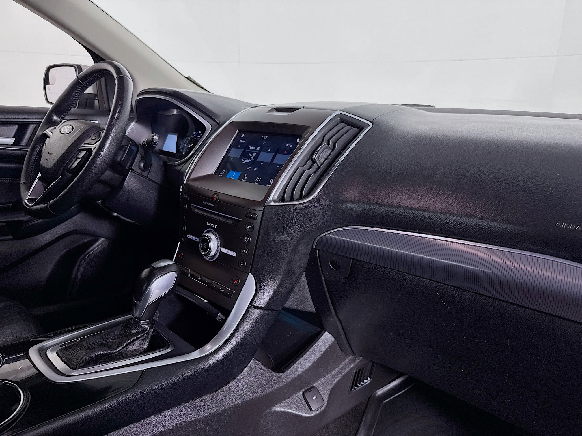 Used 2018 Ford Edge Titanium FWD image 29