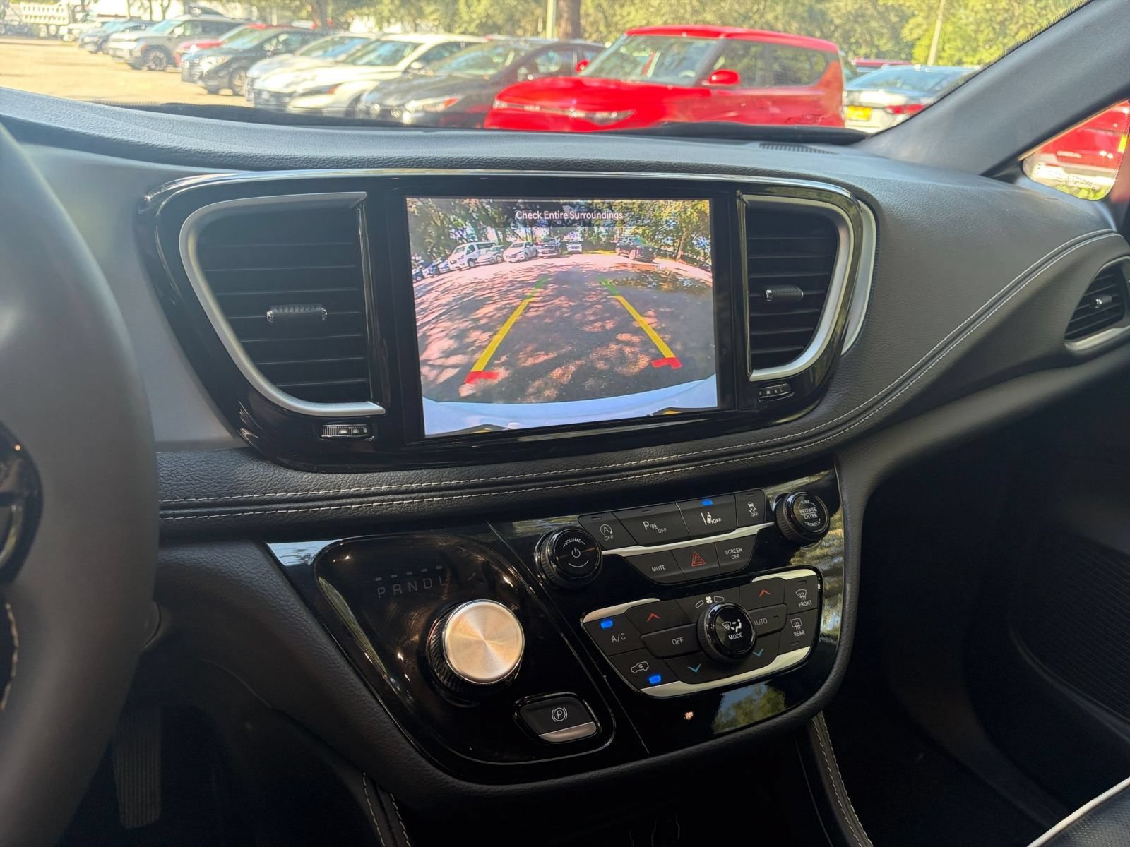 Used 2025 Chrysler Pacifica Limited FWD image 16