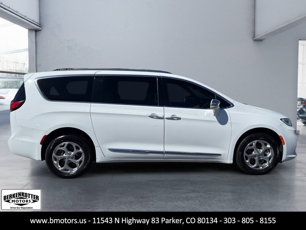 Used 2021 Chrysler Pacifica Limited AWD/4WD image 2
