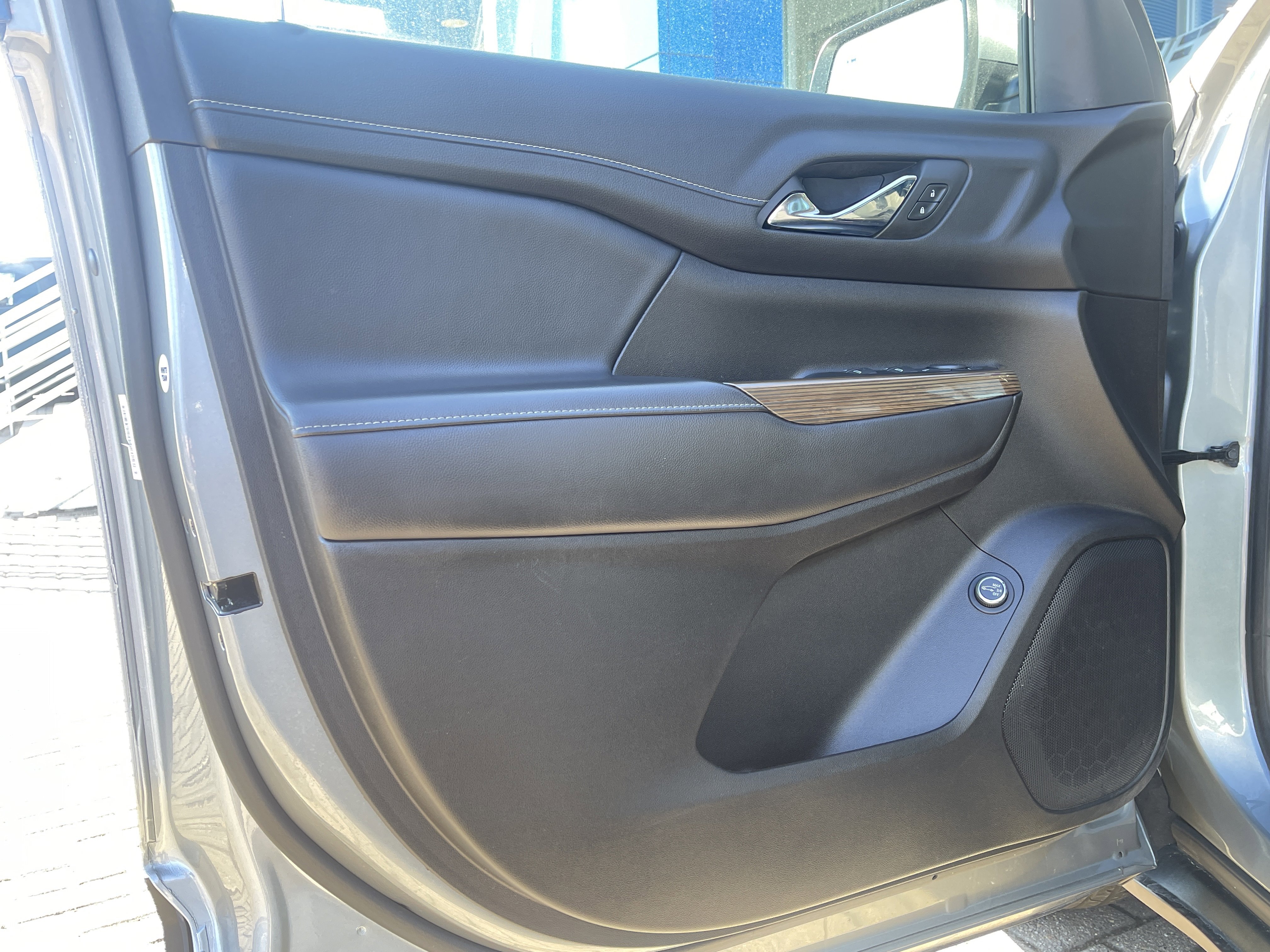 Used 2023 GMC Acadia SLE w/ Driver Convenience Package image 14