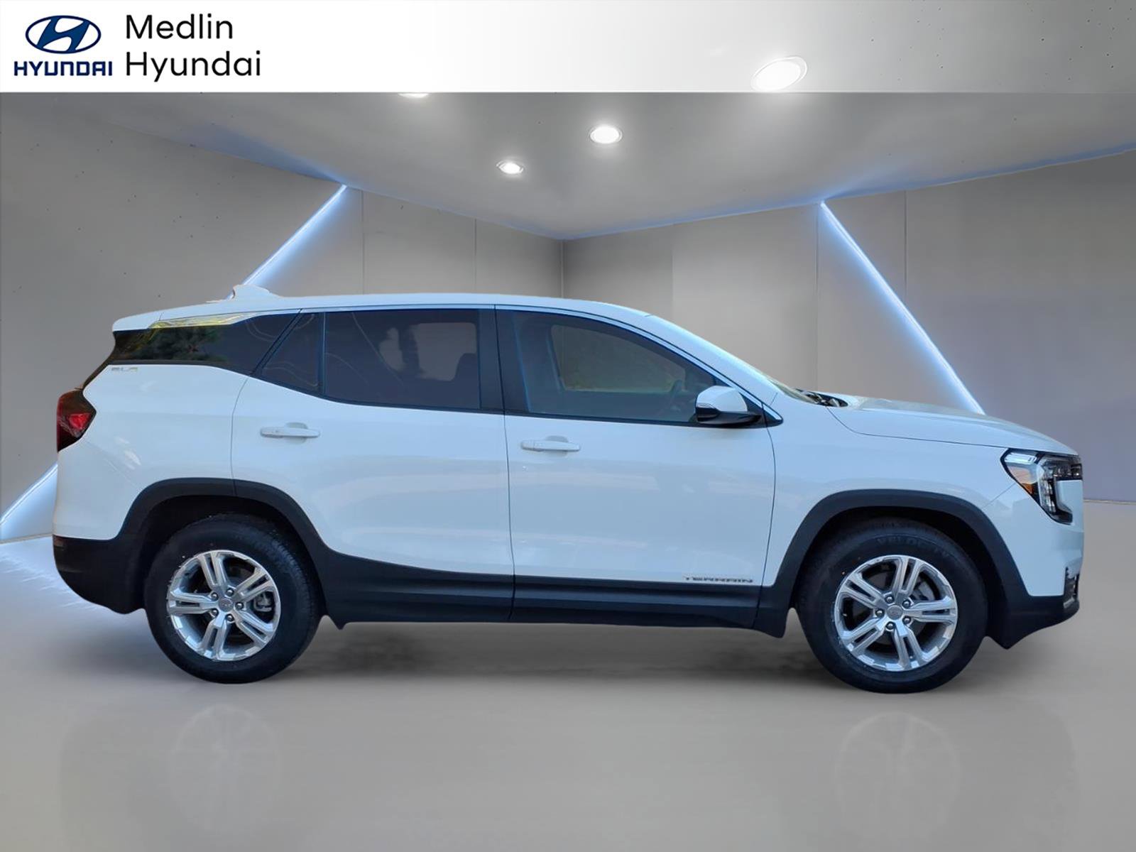 Used 2022 GMC Terrain SLE image 2