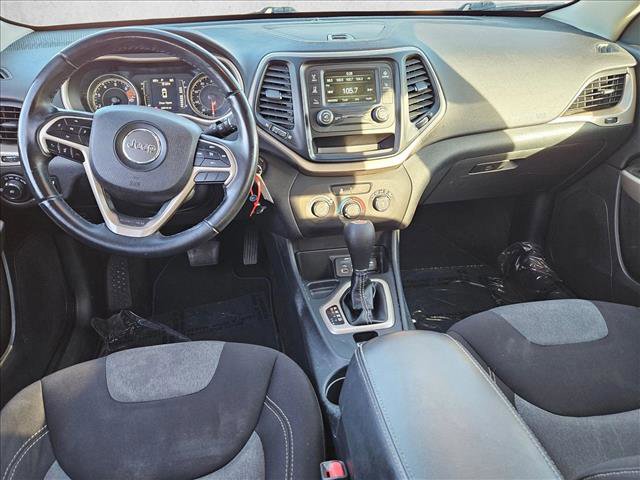 Used 2018 Jeep Cherokee Latitude w/ Altitude Package FWD image 16
