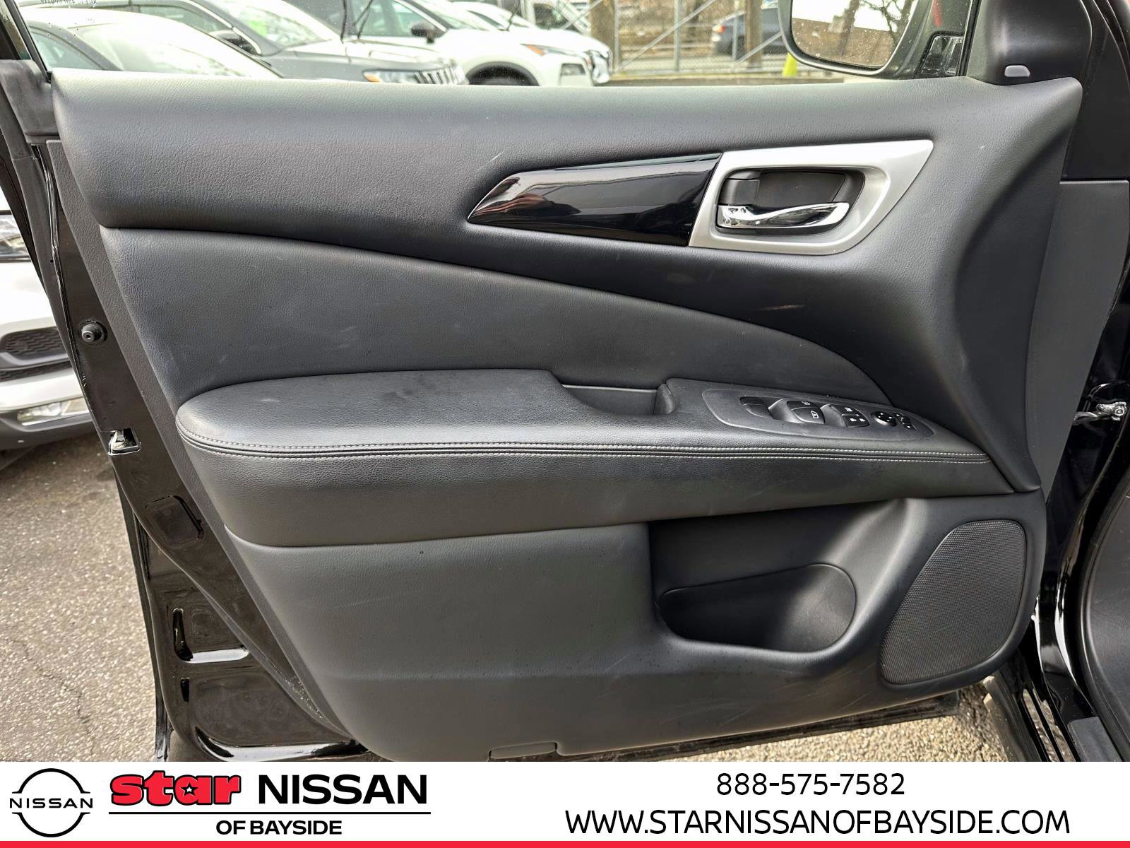 Used 2019 Nissan Pathfinder SV image 12