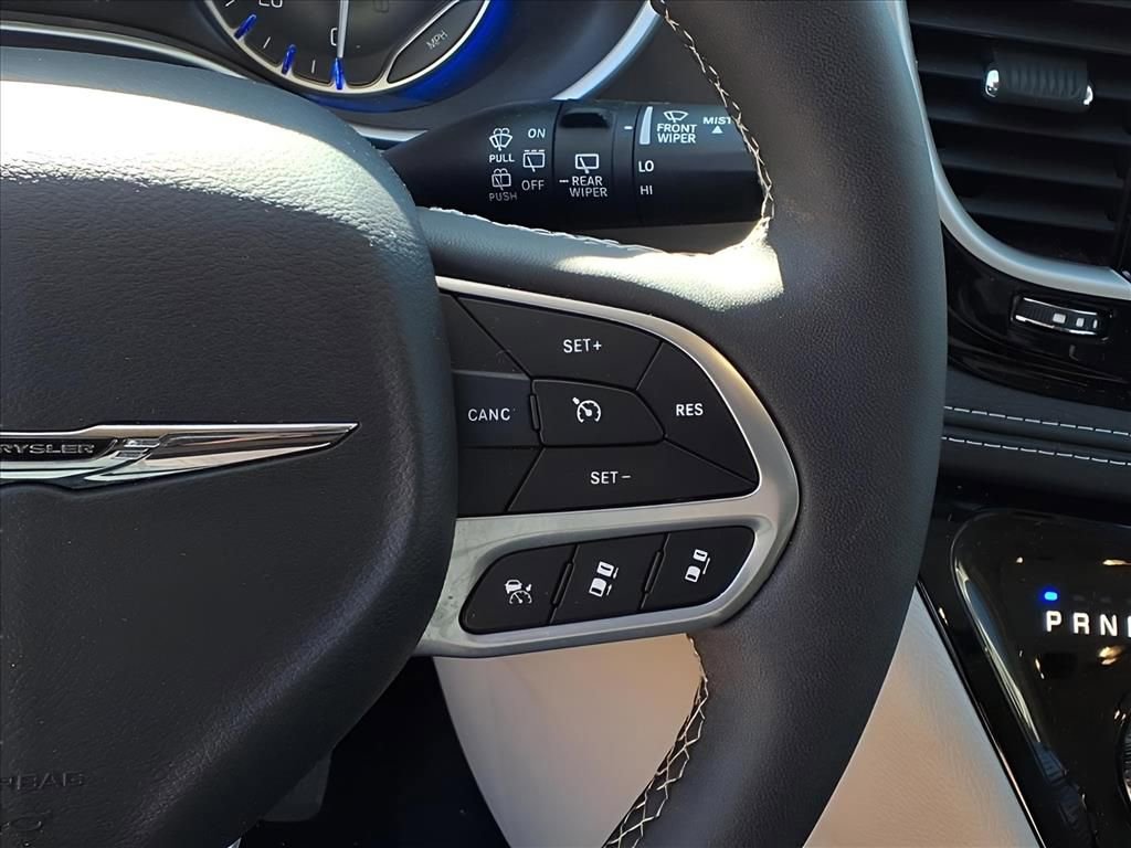 Used 2024 Chrysler Pacifica Touring-L image 6