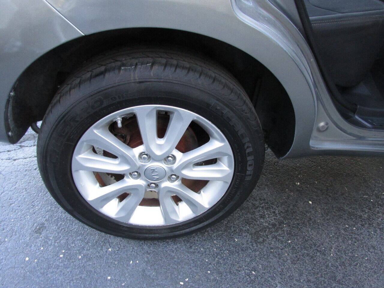 Used 2013 Kia Soul + w/ Audio Pkg FWD image 36