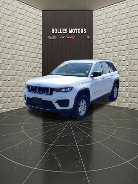 Certified 2023 Jeep Grand Cherokee Laredo AWD/4WD image 9