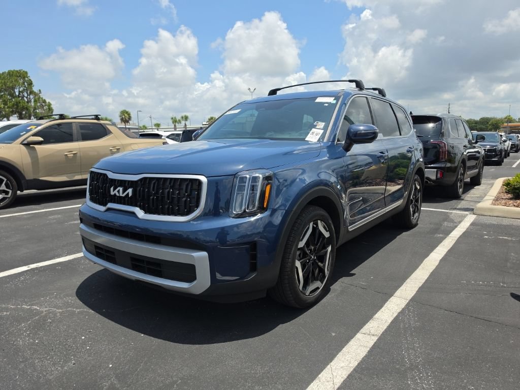 Certified 2024 Kia Telluride EX w/ EX Captain's Chair Package AWD/4WD image 6