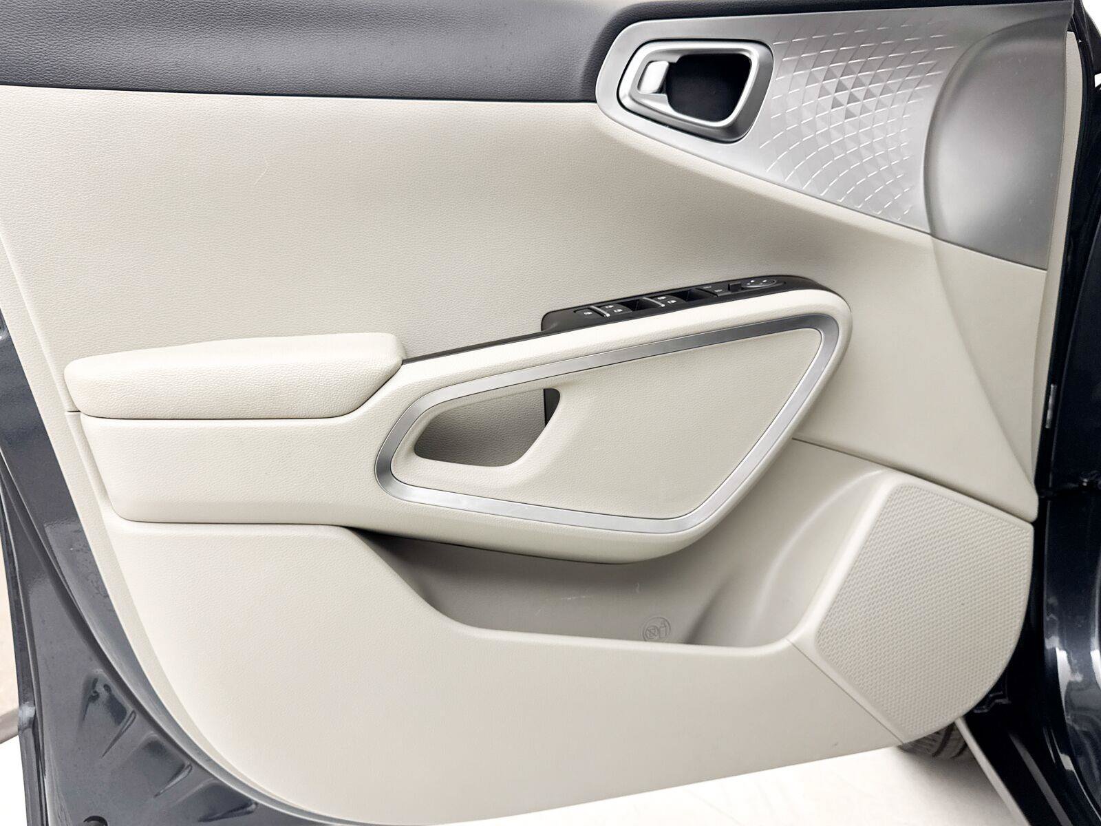 Used 2025 Kia Soul LX w/ LX Technology Package FWD image 26