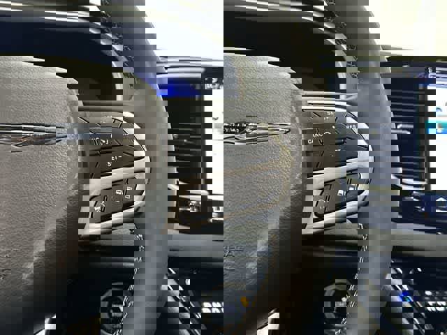 Used 2025 Chrysler Pacifica Select image 18