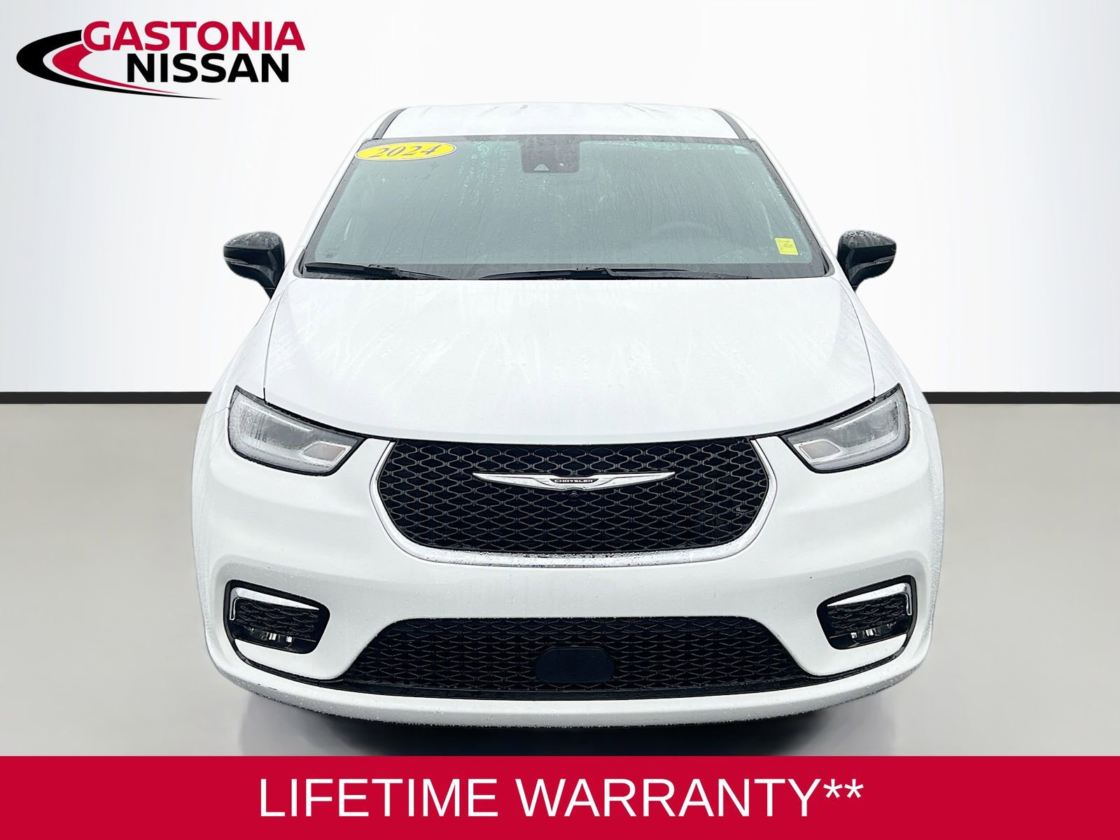 Used 2024 Chrysler Pacifica Touring image 2