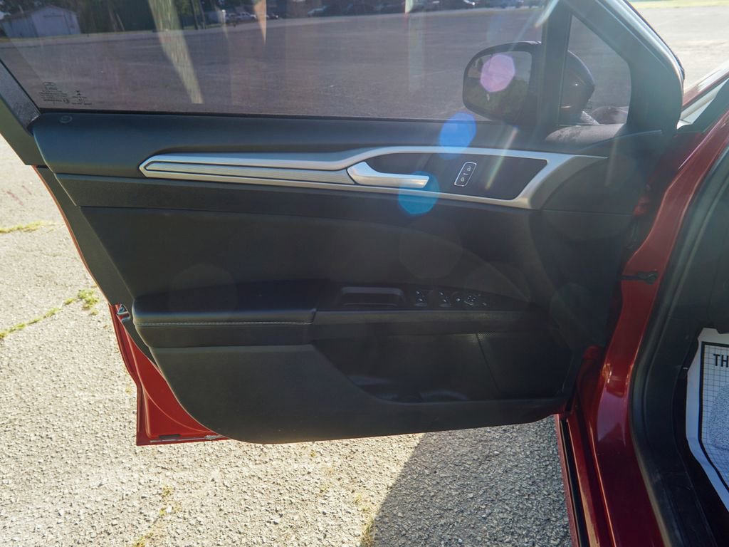Used 2018 Ford Fusion SE w/ Fusion SE Technology Package FWD image 14