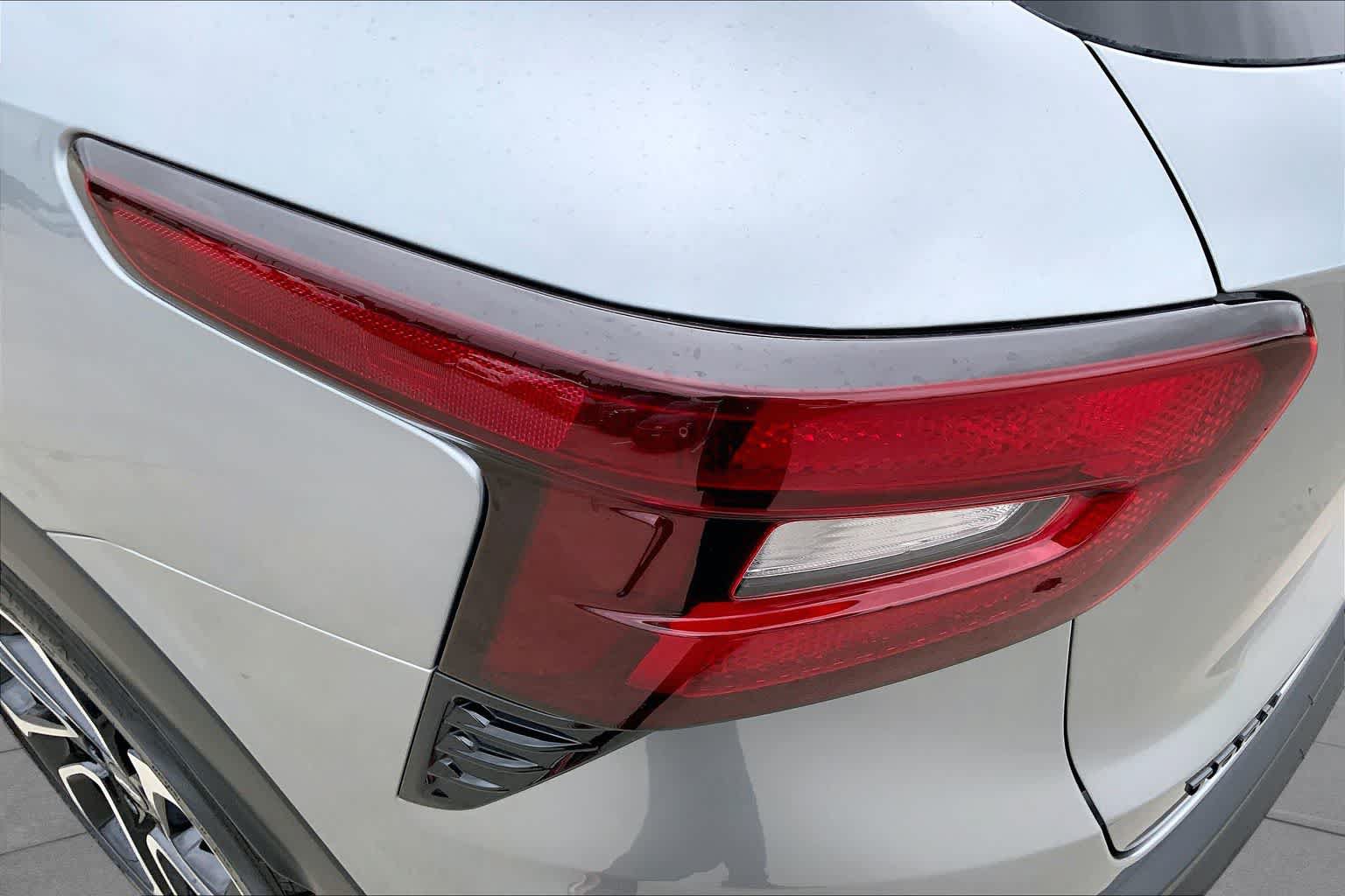 Certified 2025 Chevrolet Trax RS w/ Sunroof Package FWD image 28