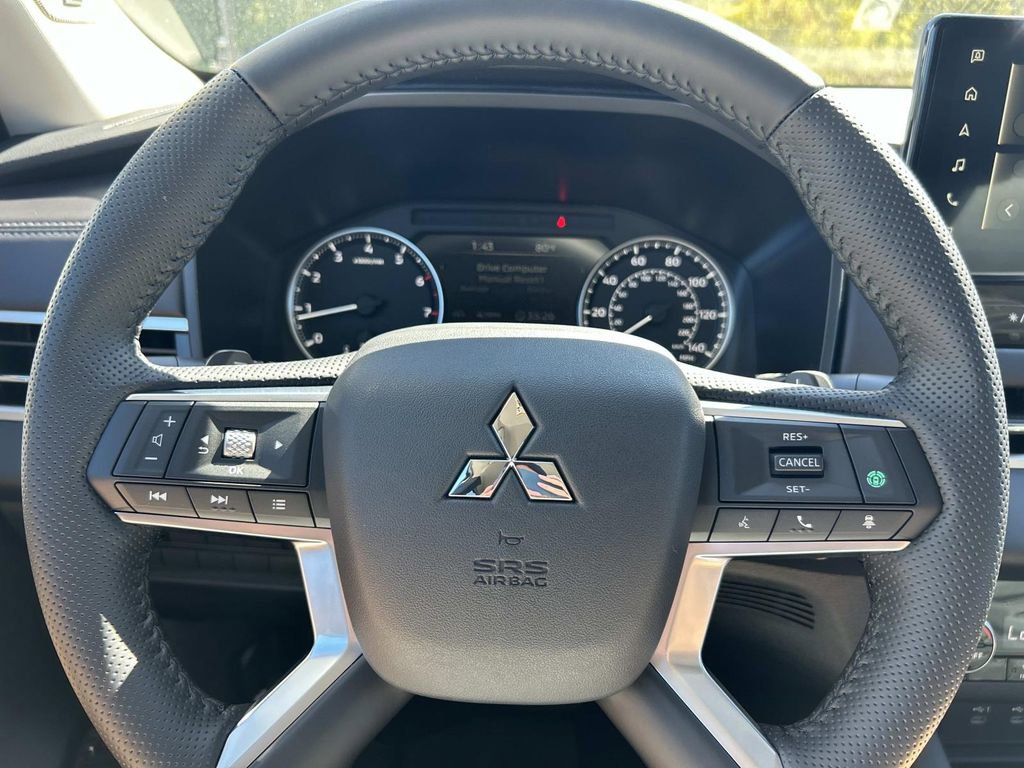 New 2025 Mitsubishi Outlander SE image 31