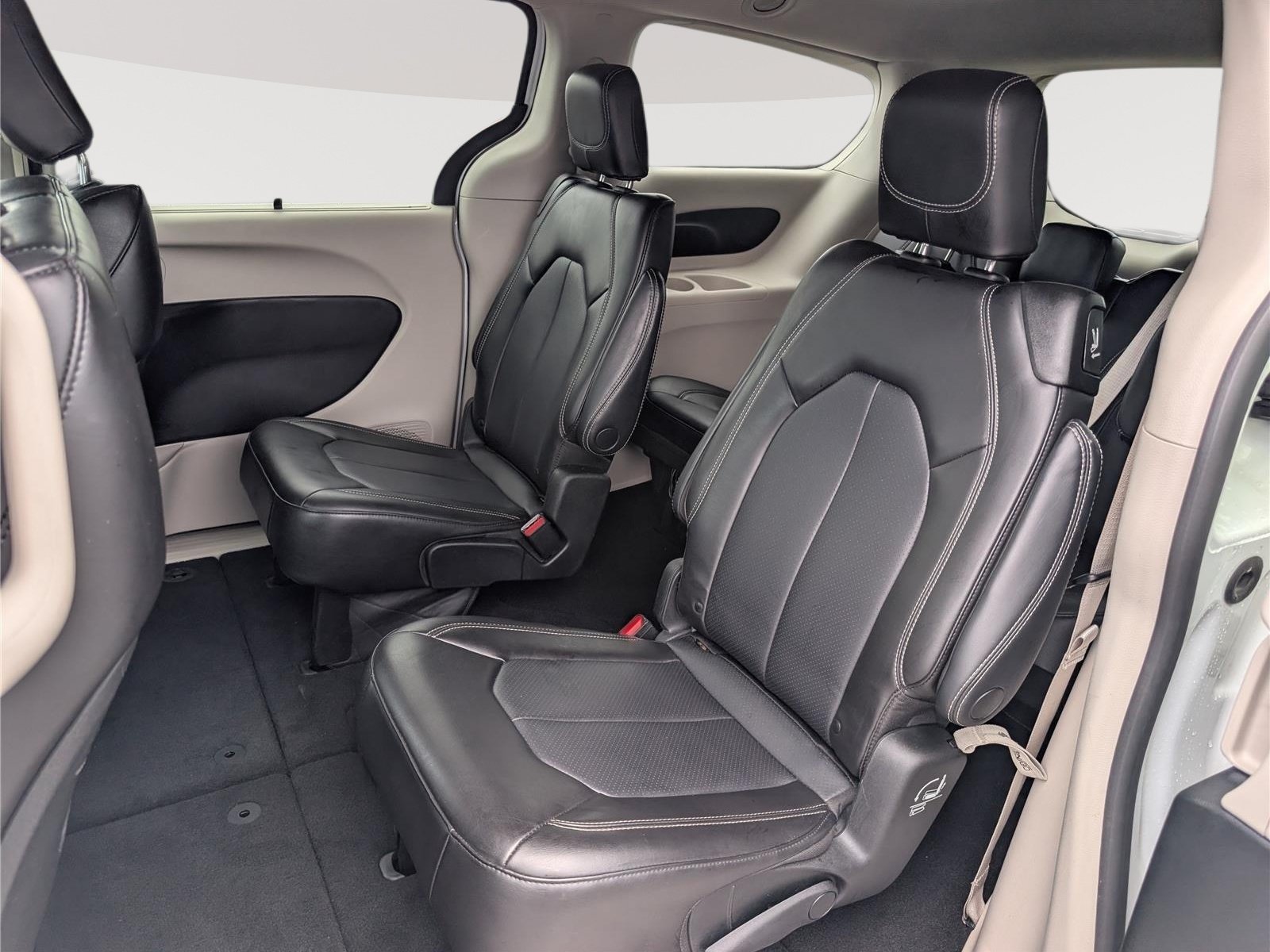 Used 2023 Chrysler Pacifica Touring-L FWD image 15